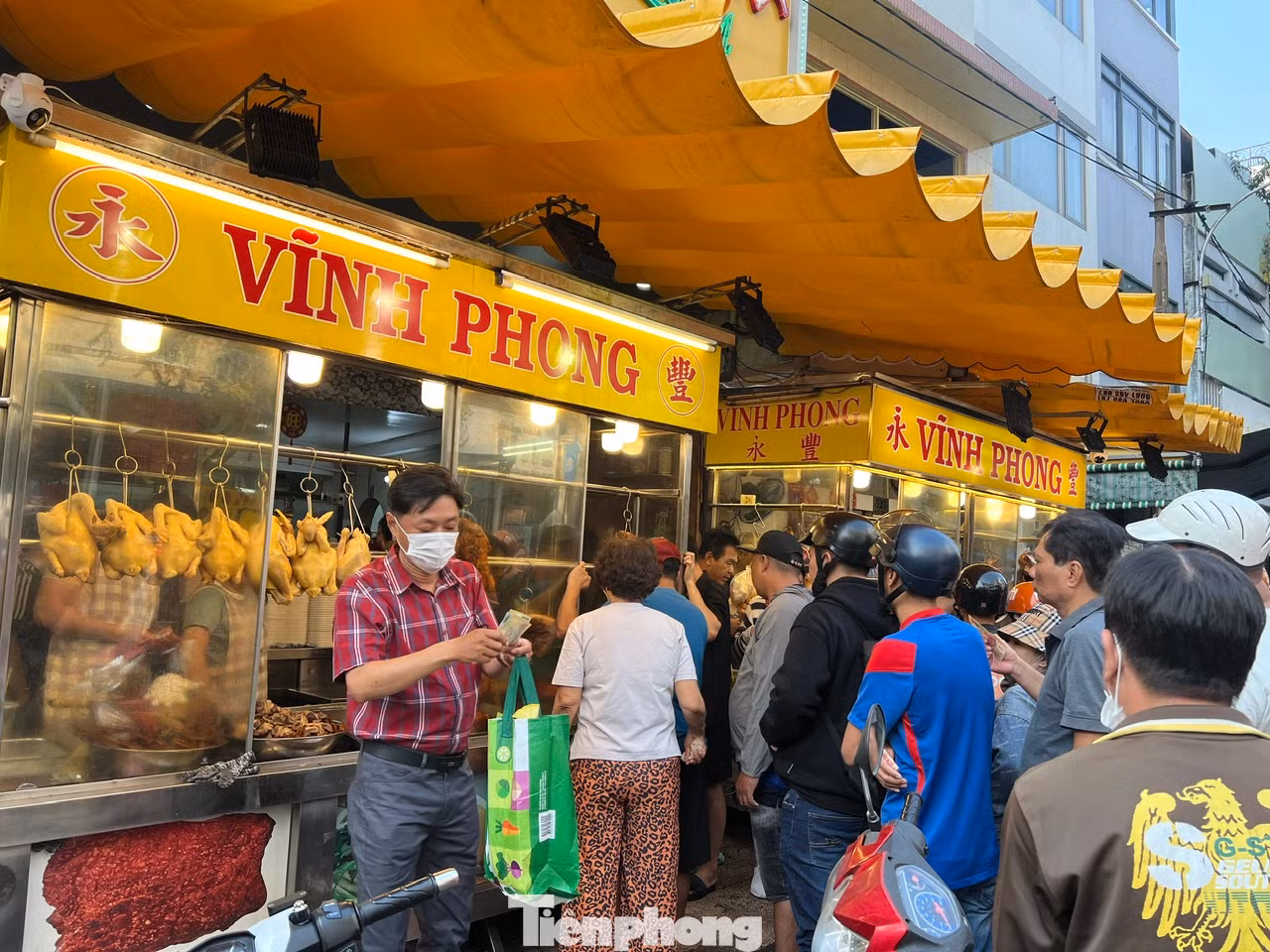Ngày 7/2 (mùng 10 tháng Giêng), nhiều người xếp hàng mua heo quay, gà vịt quay... để bày mâm cúng ngày vía Thần Tài. Đối với nhiều người, nhất là dân kinh doanh, Thần Tài và Thổ Địa là hai vị thần vô cùng quan trọng, mang lại may mắn và tài lộc cho gia chủ trong suốt năm.