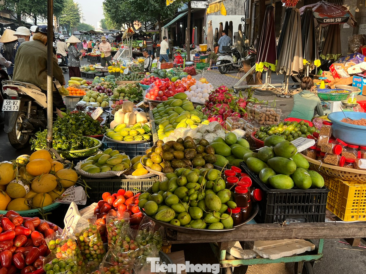 Trái cây phong phú, đa dạng và giá cả được niêm yết công khai để khách hàng yên tâm mua sắm. Như xoài cát Hòa Lộc 55.000 đồng/kg, thanh long 30.000 đồng/kg, mãng cầu 45.000 đồng/kg, quýt 35.000 đồng/kg...