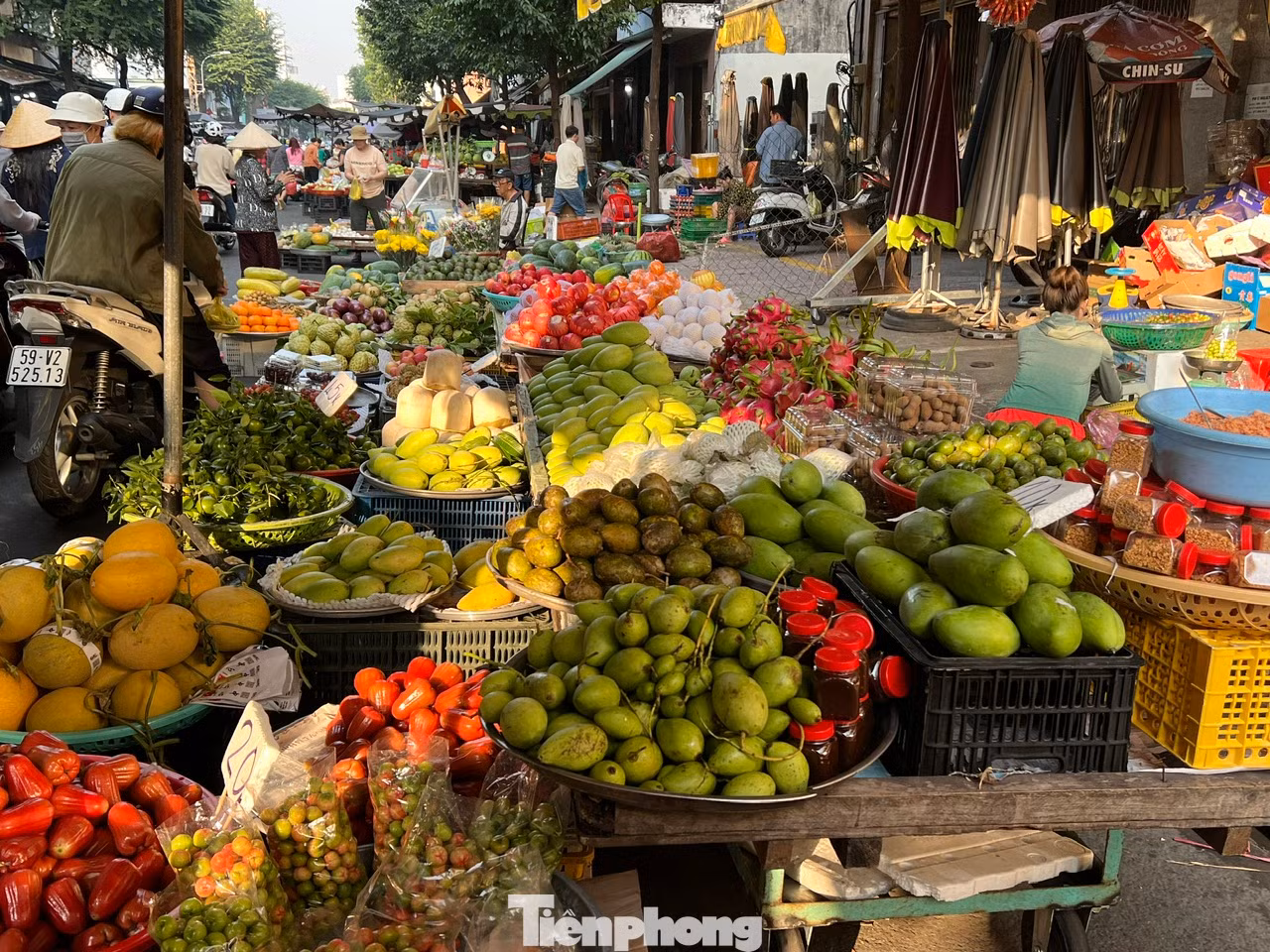 Trái cây phong phú, đa dạng và giá cả được niêm yết công khai để khách hàng yên tâm mua sắm. Như xoài cát Hòa Lộc 55.000 đồng/kg, thanh long 30.000 đồng/kg, mãng cầu 45.000 đồng/kg, quýt 35.000 đồng/kg...