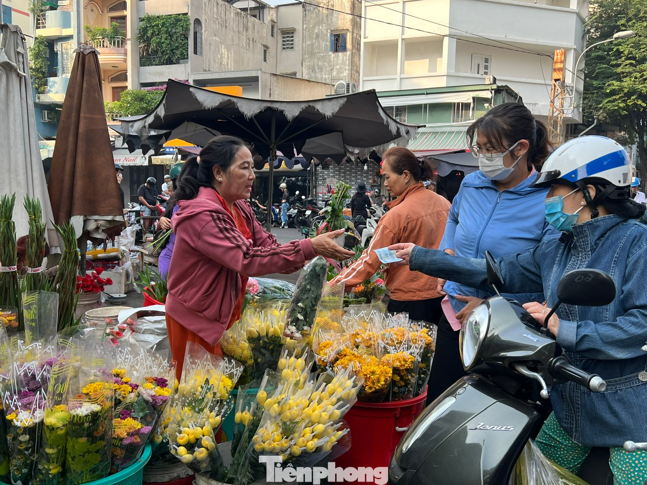 Hoa cúng Thần Tài cát tường, đồng tiền... có giá từ 25.000 - 30.000 đồng/bó.