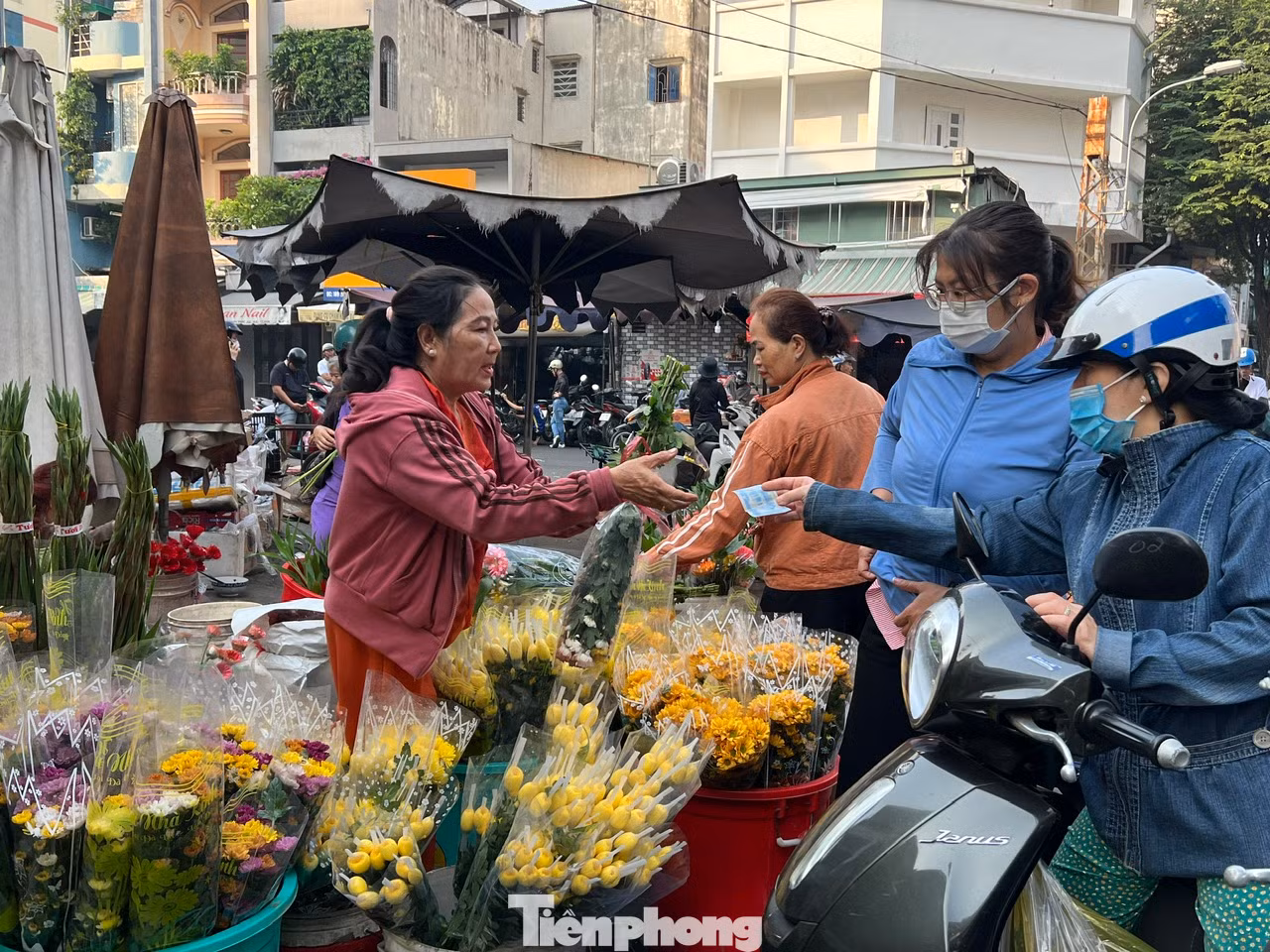Hoa cúng Thần Tài cát tường, đồng tiền... có giá từ 25.000 - 30.000 đồng/bó.