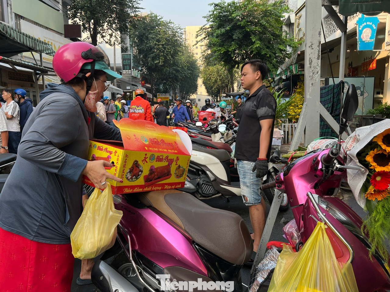 Nhiều người thở phào khi mua được heo quay kịp giờ cúng Thần Tài. "Tôi có đặt trước hai hôm để đến tiệm là có hàng ngay, tuy nhiên vẫn phải chờ hơn 20 phút mới đến lượt" - nữ khách hàng nói.