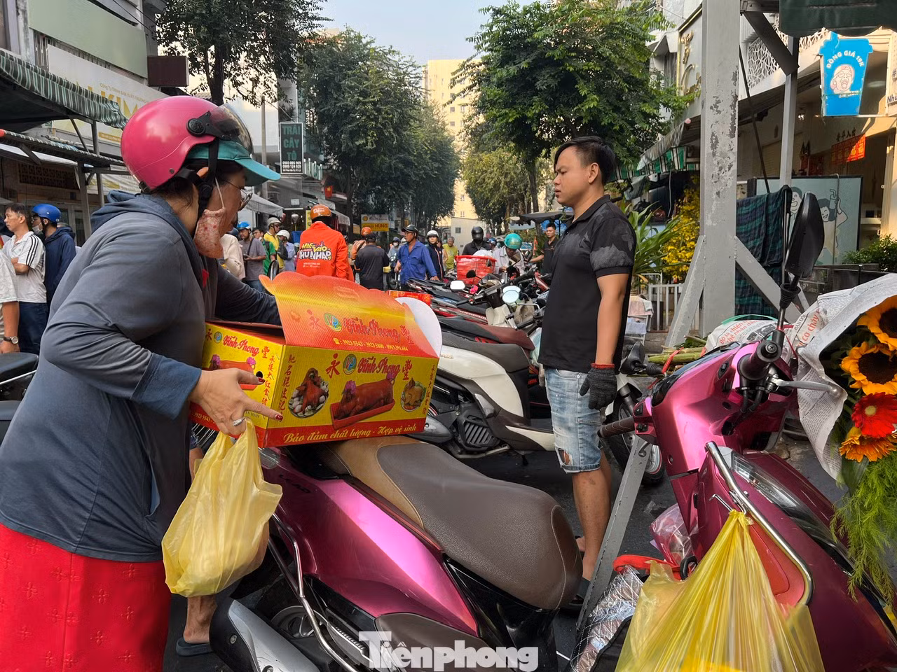 Nhiều người thở phào khi mua được heo quay kịp giờ cúng Thần Tài. "Tôi có đặt trước hai hôm để đến tiệm là có hàng ngay, tuy nhiên vẫn phải chờ hơn 20 phút mới đến lượt" - nữ khách hàng nói.