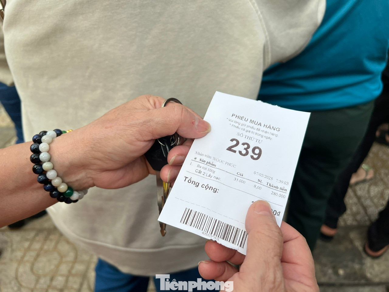 Do lượng khách rất đông, một tiệm heo quay trên đường Bùi Hữu Nghĩa (quận 5) phát số thứ tự cho khách hàng. Sau khi thanh toán, khách cầm sẵn số trên tay và xếp hàng chờ gọi tên. "Tôi còn chờ đợi cả trăm người phía trước nên không biết bao giờ mới đến lượt mình. Mong là vẫn còn kịp giờ cúng trước giờ trưa" - bà Minh (ngụ quận 5) nói.