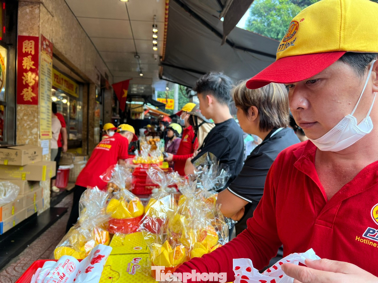 Theo người bán, giá cả không tăng so với ngày thường. Cụ thể, heo quay có giá từ 350.000 – 400.000 đồng, vịt quay 350.000 đồng/con... "Sáng nay, chúng tôi mở cửa từ 5 giờ sáng để phục vụ khách hàng" - nhân viên tiệm heo quay cho biết.