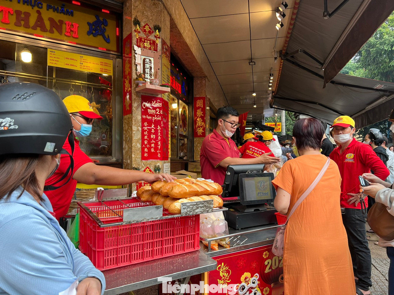 Vì vậy, vào ngày mùng 10 tháng Giêng hàng năm, người dân thường tổ chức lễ cúng vía Thần Tài, để cầu mong công việc làm ăn thuận lợi, may mắn.