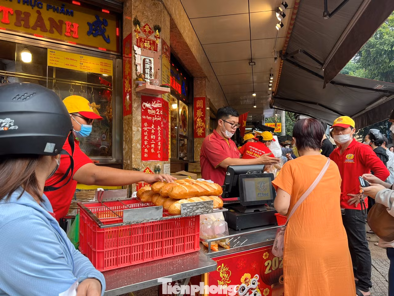 Vì vậy, vào ngày mùng 10 tháng Giêng hàng năm, người dân thường tổ chức lễ cúng vía Thần Tài, để cầu mong công việc làm ăn thuận lợi, may mắn.