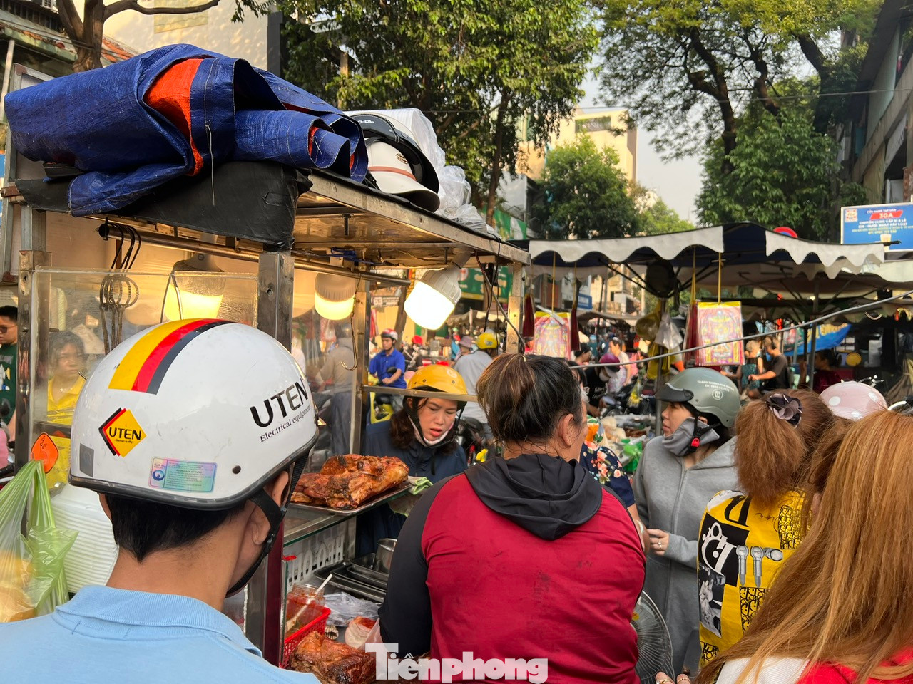 Quầy hàng heo quay tấp nập khách, giá từ 250.000 - 300.000 đồng/kg