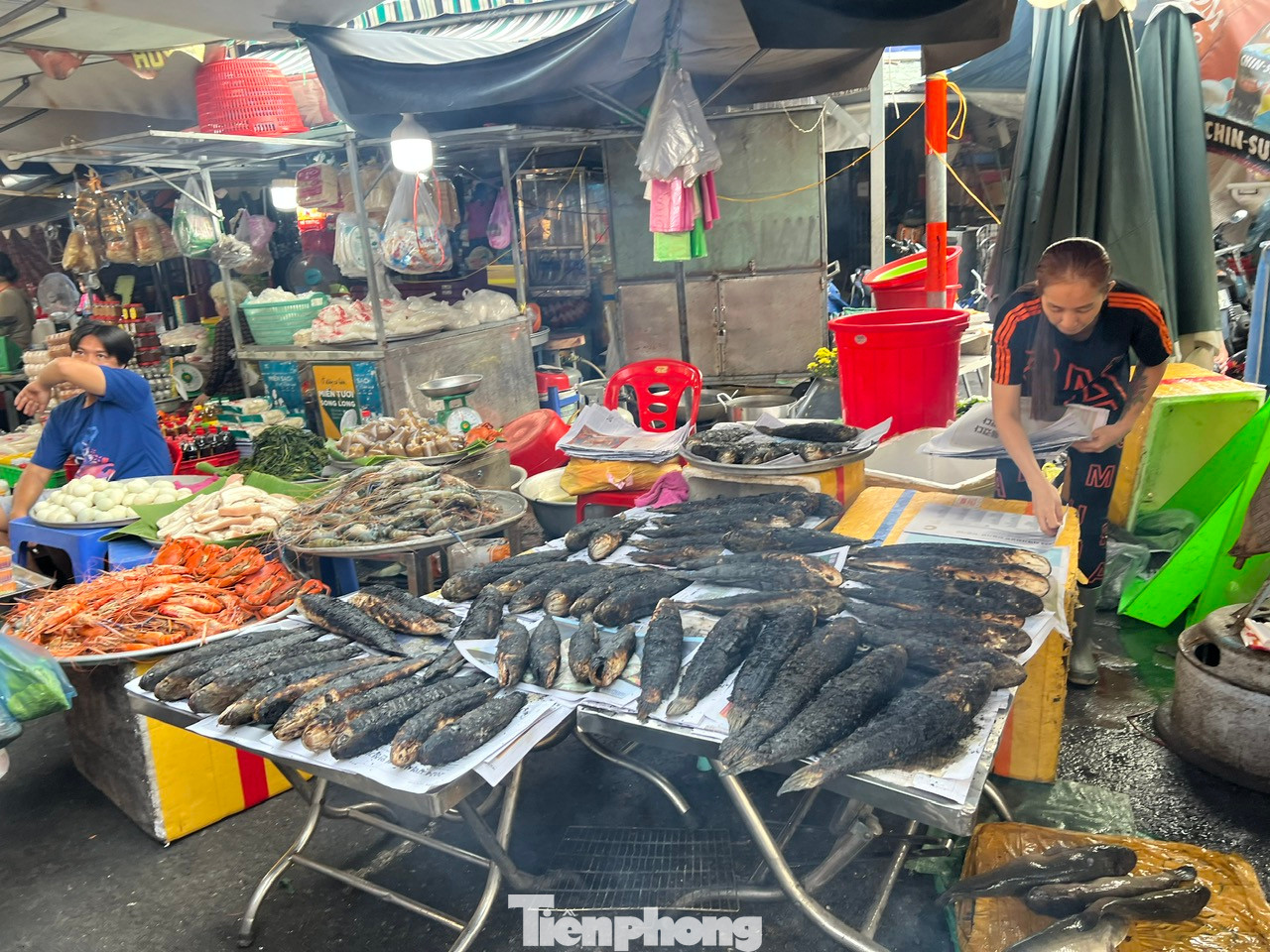 Cá lóc cúng Thần Tài bày đầy bàn chờ khách.