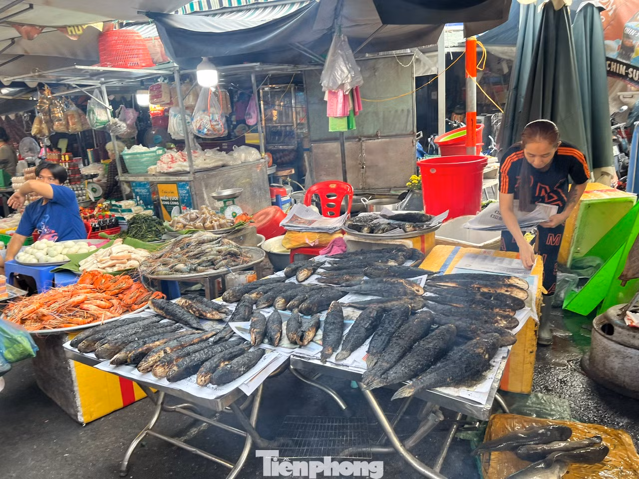 Cá lóc cúng Thần Tài bày đầy bàn chờ khách.