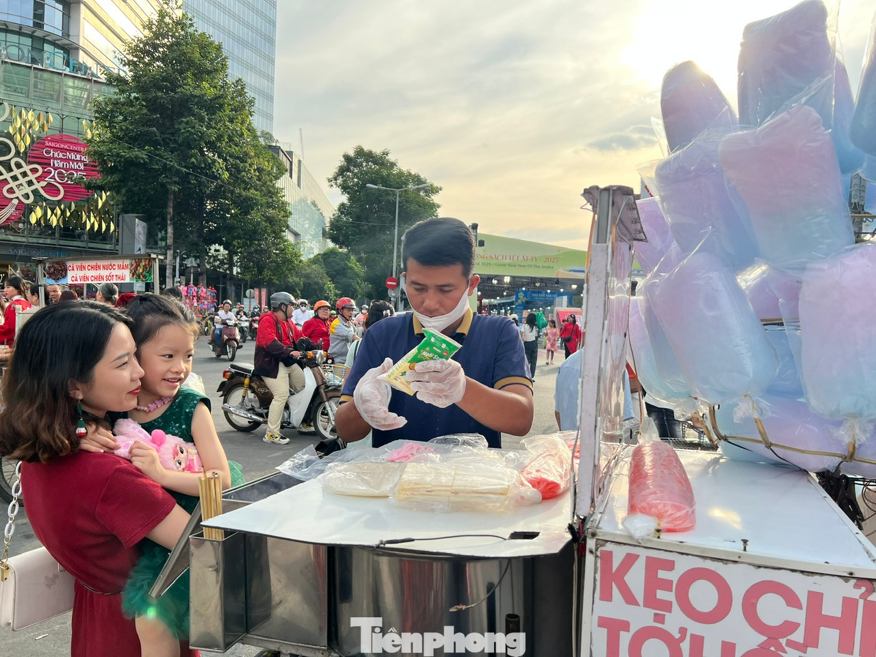 Xe kẹo chỉ tuổi thơ, kẹo bông được khách hàng mua để thưởng thức, cũng vừa để tạo dáng chụp ảnh