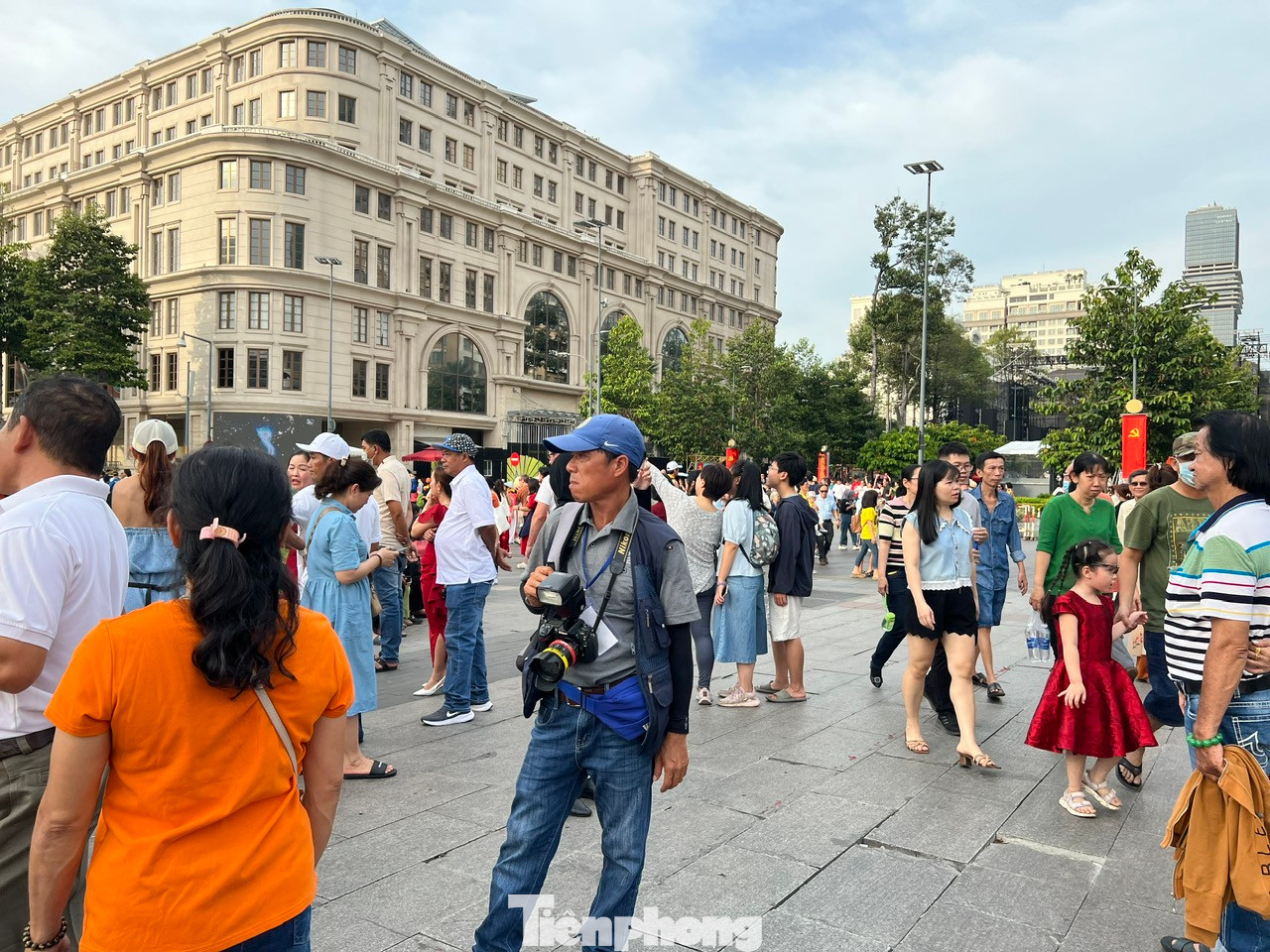 Thợ chụp ảnh dạo ế khách vì bây giờ ai cũng có điện thoại xịn để tự chụp hình cho nhau