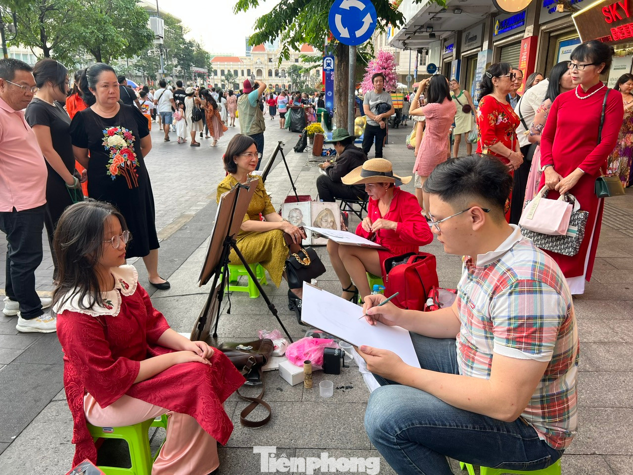 Một gian hàng vẽ chân dung bằng chì đắt khách.