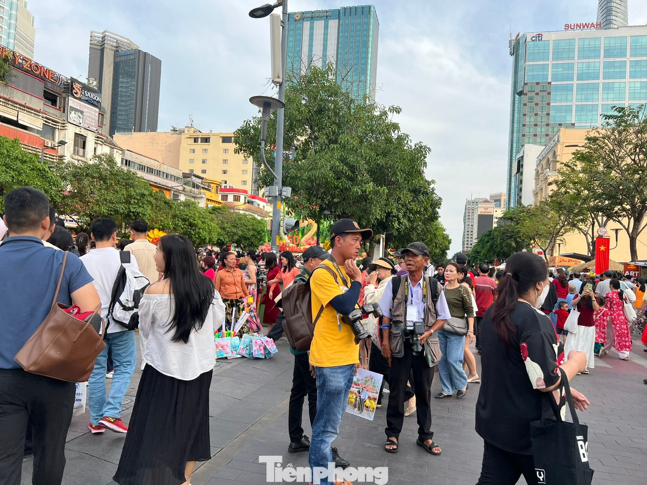 Thợ chụp ảnh dạo ế khách vì bây giờ ai cũng có điện thoại xịn để tự chụp hình cho nhau