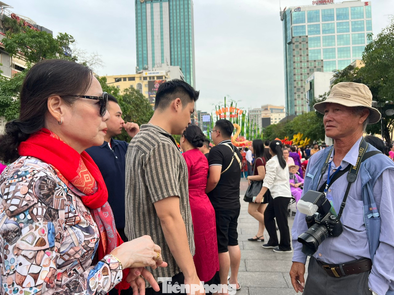 Ông Ngọt quê An Giang, cứ mỗi dịp Tết lại lên TPHCM để làm nghề chụp ảnh dạo đến nay đã ngót nghét 30 năm