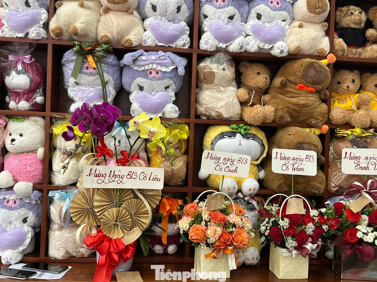 “Cửa hàng đã nhập hoa với số lượng lớn từ đầu tuần nay. Hoa tươi chủ yếu từ các nhà vườn Đà Lạt. Trong hôm nay và ngày mai là cao điểm của cửa hàng, nhân viên sẽ liên tục cắm hoa, giao hàng cho các cơ quan, doanh nghiệp. Vì 8/3 rơi vào thứ Bảy nên các đơn hàng theo yêu cầu của khách đều được giao trước đó. Còn đúng ngày 8/3, khách đến cửa hàng chủ yếu là khách lẻ nhiều hơn” – chị Hà cho biết. “Cửa hàng đã nhập hoa với số lượng lớn từ đầu tuần nay. Hoa tươi chủ yếu từ các nhà vườn Đà Lạt. Trong hôm nay và ngày mai là cao điểm của cửa hàng, nhân viên sẽ liên tục cắm hoa, giao hàng cho các cơ quan, doanh nghiệp. Vì 8/3 rơi vào thứ Bảy nên các đơn hàng theo yêu cầu của khách đều được giao trước đó. Còn đúng ngày 8/3, khách đến cửa hàng chủ yếu là khách lẻ nhiều hơn” – chị Hà cho biết.