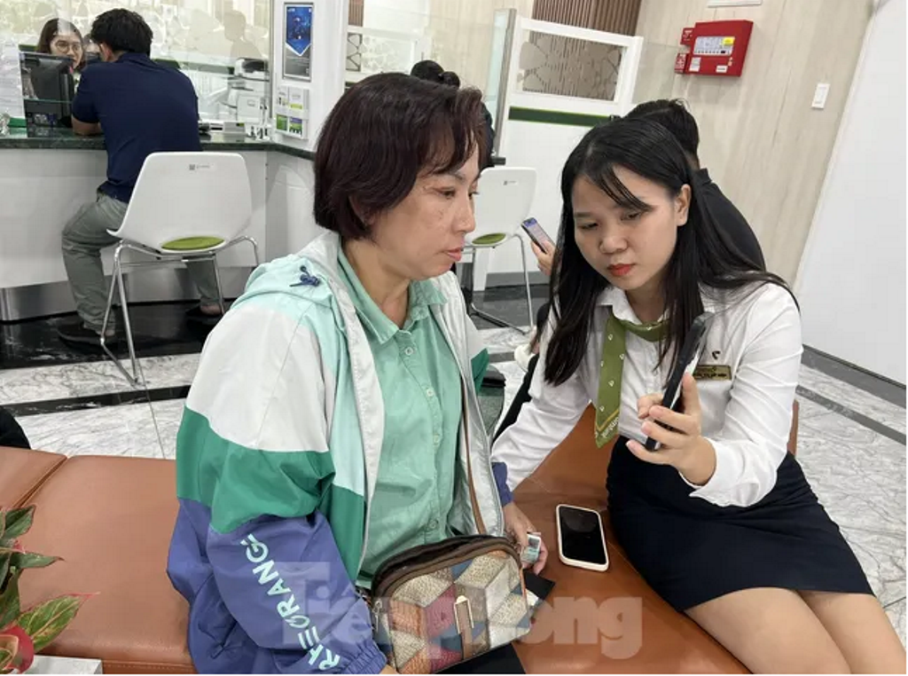 Người dân TPHCM xác thực thông tin tài khoản ngân hàng bằng sinh trắc học. Người dân TPHCM xác thực thông tin tài khoản ngân hàng bằng sinh trắc học.