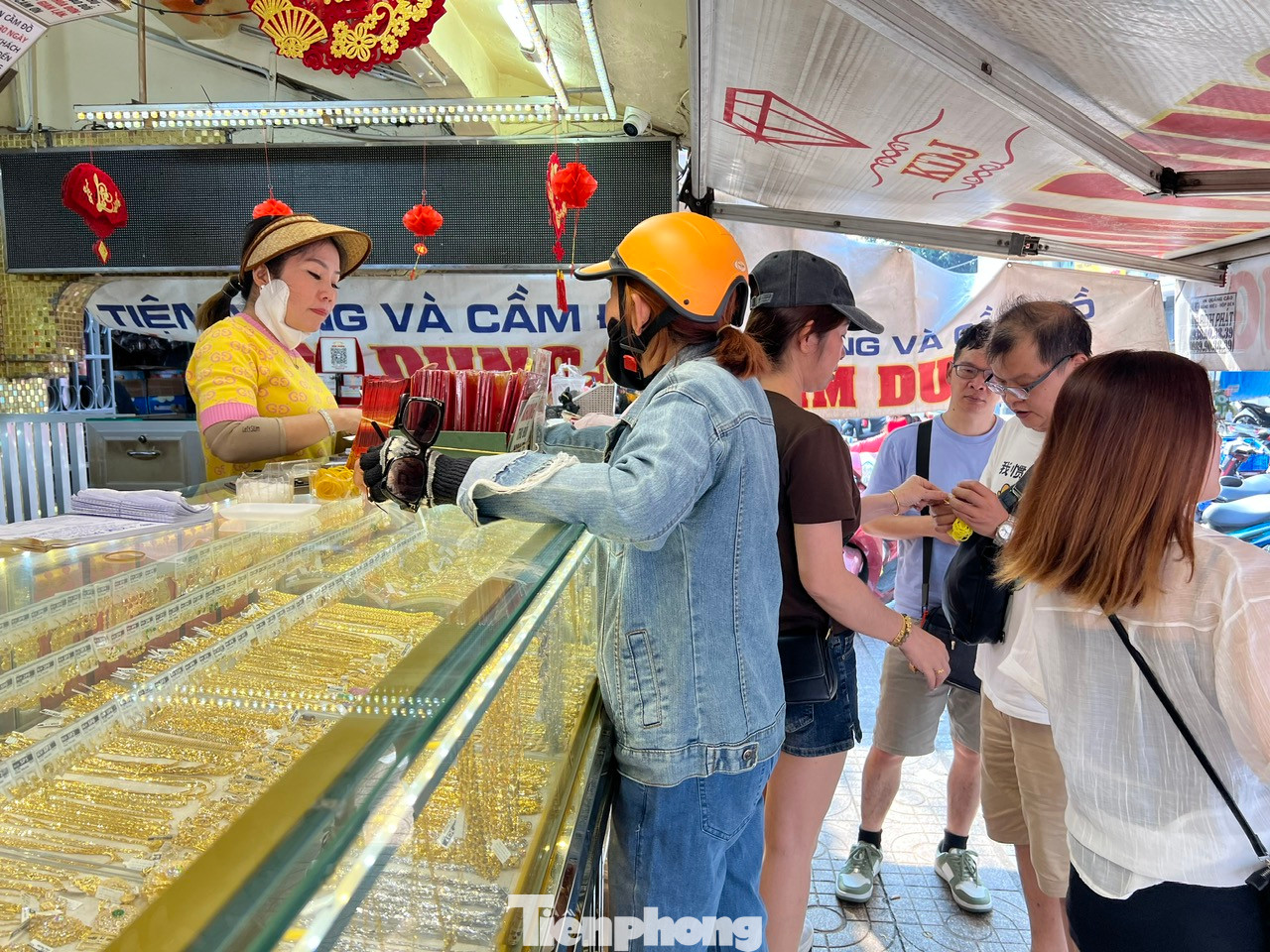 Những tiệm vàng uy tín, tiền công rẻ, thu mua vào được giá thường được khách hàng ưa chuộng. Trong dịp này, các tiệm vàng đều tung hầu hết những sản phẩm có trong tiệm, bày trên quầy kệ để khách hàng dễ dàng mua sắm, lựa chọn.