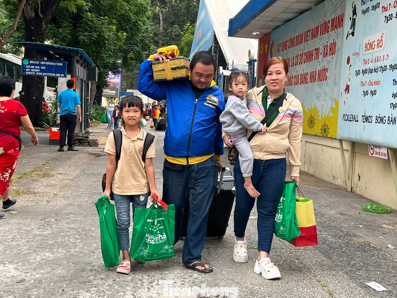 Về đón Tết đoàn viên. Về đón Tết đoàn viên.