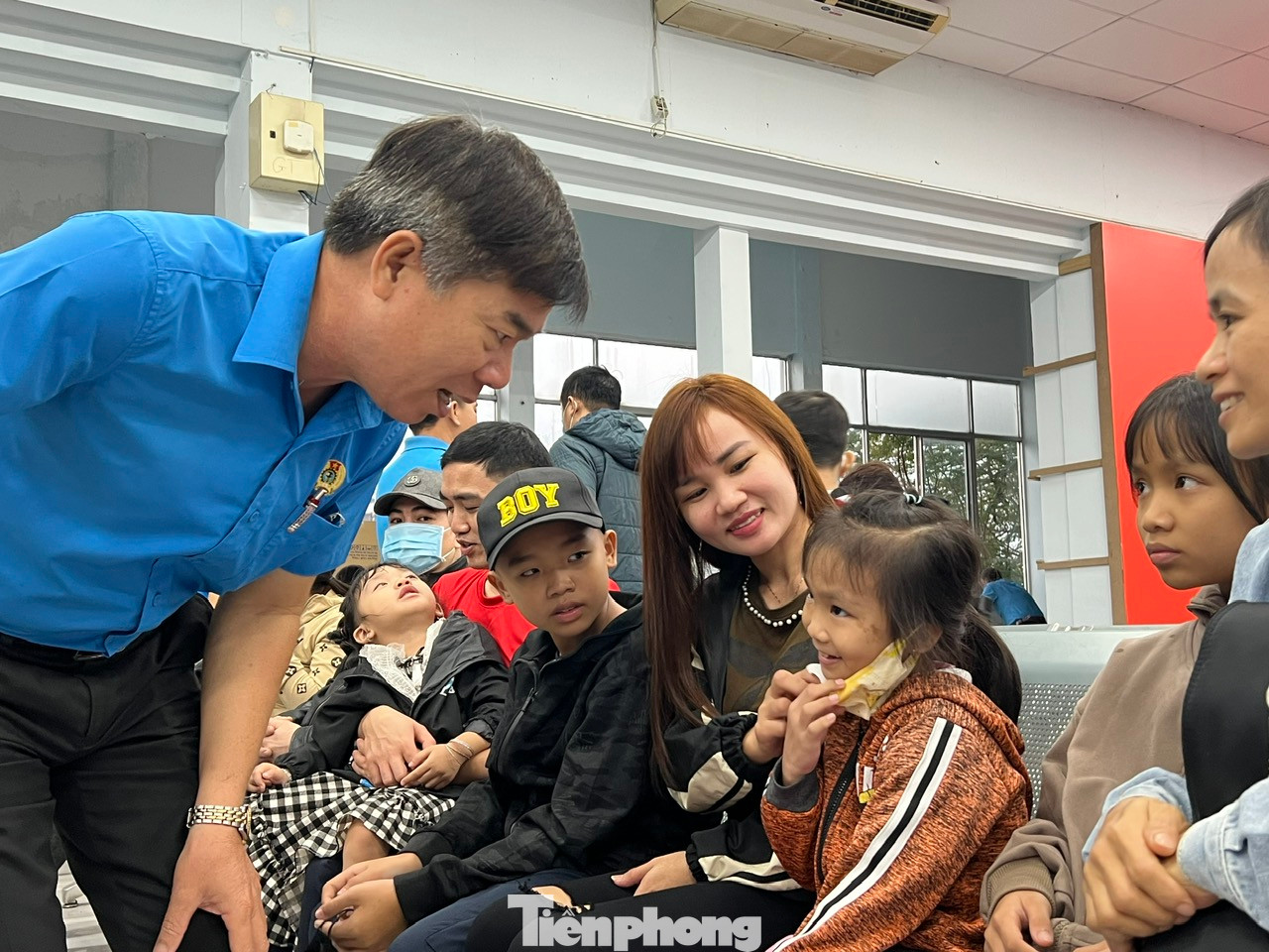 Lãnh đạo Liên đoàn Lao động TPHCM trò chuyện, hỏi thăm gia đình người lao động trước khi về quê đón Tết trên chuyến tàu Công đoàn - Xuân 2025.