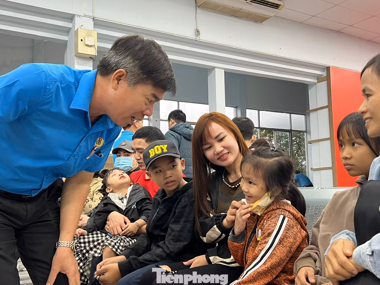 Lãnh đạo Liên đoàn Lao động TPHCM trò chuyện, hỏi thăm gia đình người lao động trước khi về quê đón Tết trên chuyến tàu Công đoàn - Xuân 2025.