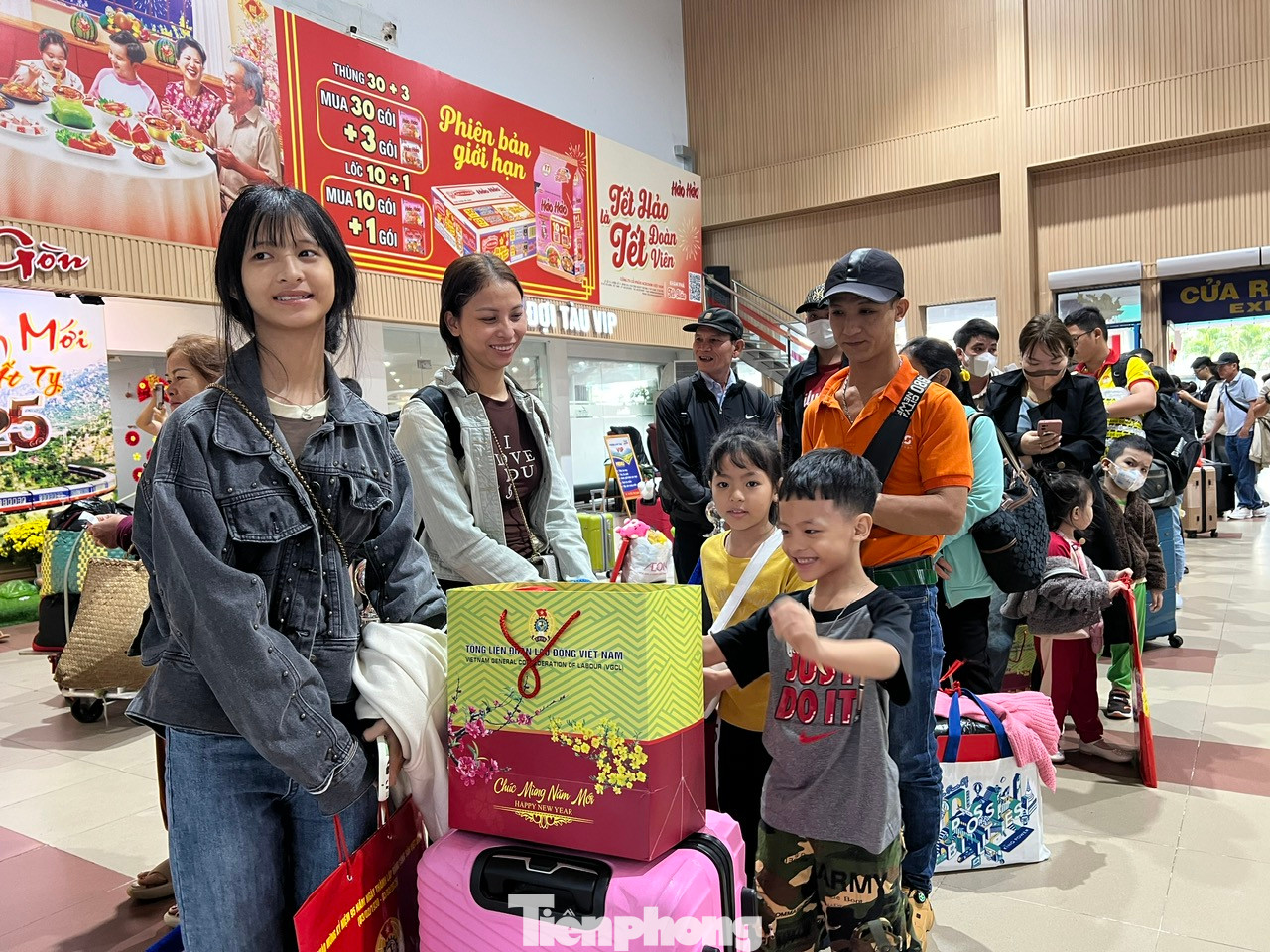 Gia đình chị Lê Thị Thọ (quê Nghệ An) đã hơn chục năm đón Tết xa quê. Năm nay, cả gia đình 5 người đều được tặng vé tàu lửa khứ hồi để về quê nên ai cũng phấn khởi, hân hoan và tính từng ngày để được về. Chị Thọ bộc bạch, sẽ sớm quay trở lại thành phố và cố gắng trong công việc nhiều hơn.