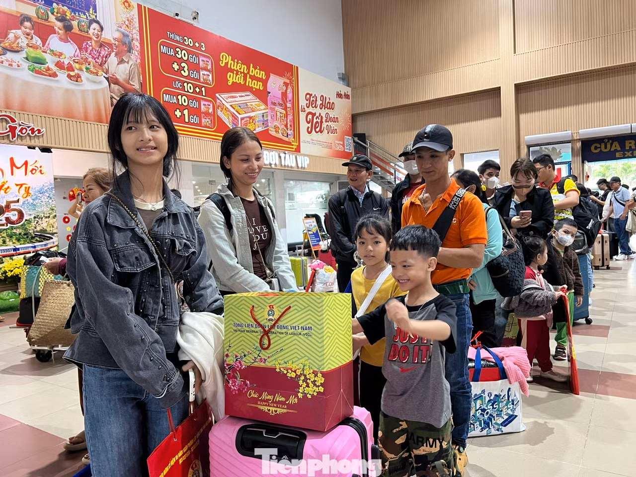 Gia đình chị Lê Thị Thọ (quê Nghệ An) đã hơn chục năm đón Tết xa quê. Năm nay, cả gia đình 5 người đều được tặng vé tàu lửa khứ hồi để về quê nên ai cũng phấn khởi, hân hoan và tính từng ngày để được về. Chị Thọ bộc bạch, sẽ sớm quay trở lại thành phố và cố gắng trong công việc nhiều hơn.