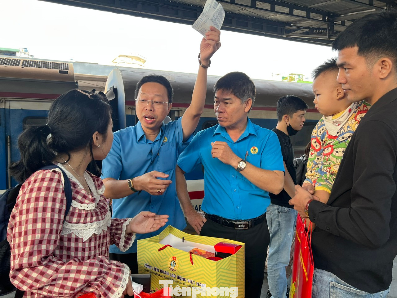 Theo lãnh đạo Liên đoàn lao động TPHCM, chuyến tàu hôm nay không chỉ là một phương tiện mà còn là một hành trình chứa đầy sự quan tâm, sẻ chia và tình cảm của tổ chức công đoàn, đưa những người con xa quê hương được sum vầy bên người thân và đón chào những điều may mắn trước thềm năm mới.