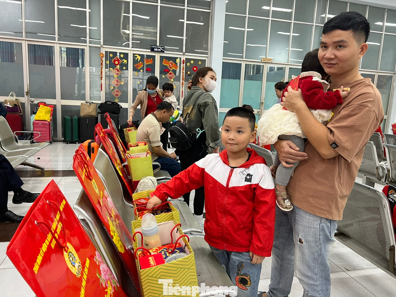 Niềm hạnh phúc được về quê hiện rõ trên gương mặt của các thành viên trong gia đình.