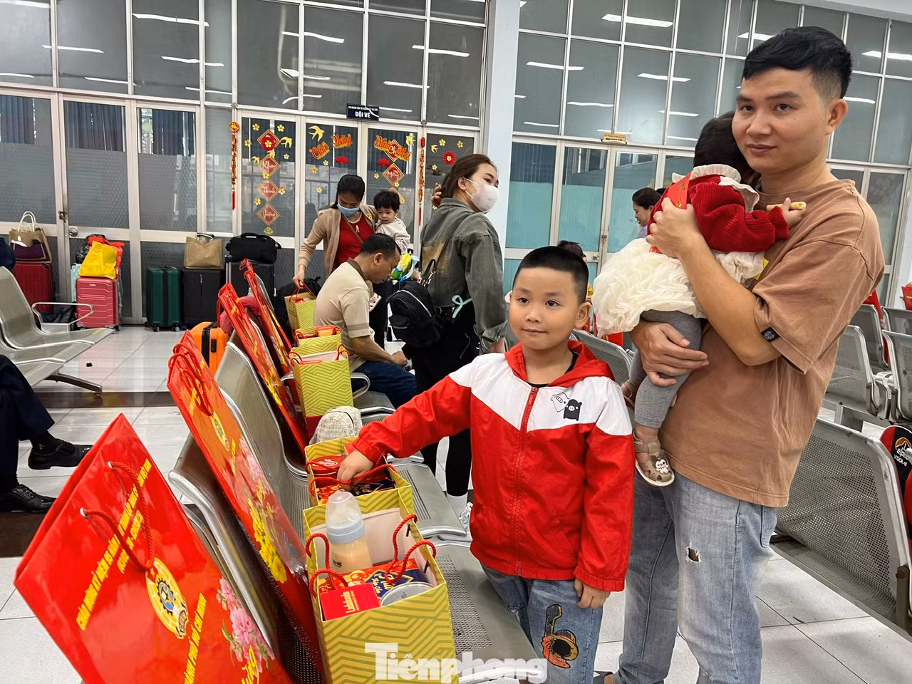 Niềm hạnh phúc được về quê hiện rõ trên gương mặt của các thành viên trong gia đình.
