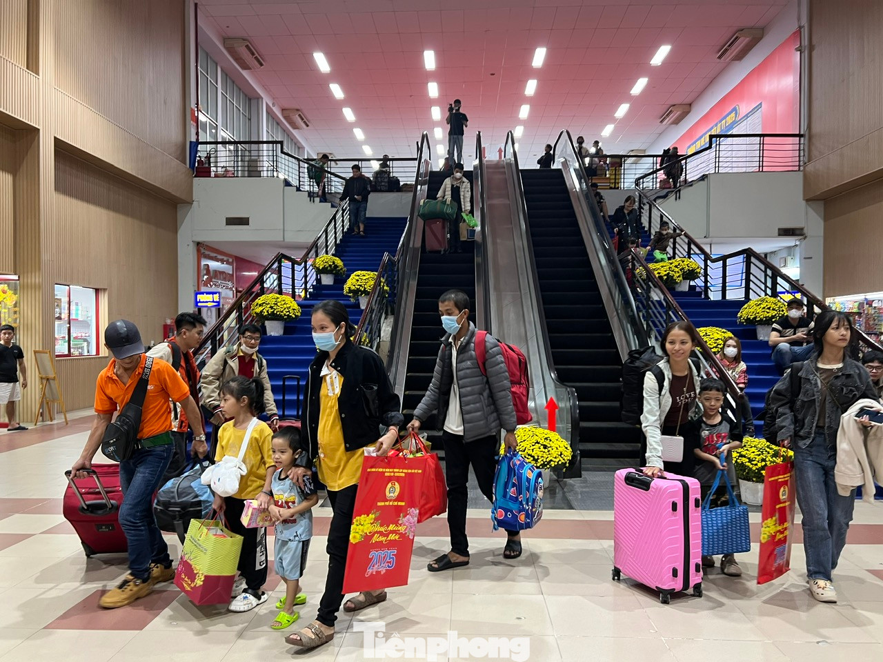 Ông Trần Đoàn Trung - Phó Chủ tịch Thường trực Liên đoàn lao động TPHCM chia sẻ, với những người con xa quê, không phải ai cũng may mắn được trở về quê, đón Tết cùng gia đình. Trên địa bàn thành phố vẫn còn nhiều công nhân, lao động có hoàn cảnh khó khăn không có điều kiện về quê đón Tết. Đồng cảm với những khó khăn của người lao động, các cấp công đoàn TPHCM đã tổ chức nhiều hoạt động chăm lo cho đoàn viên, lao động.