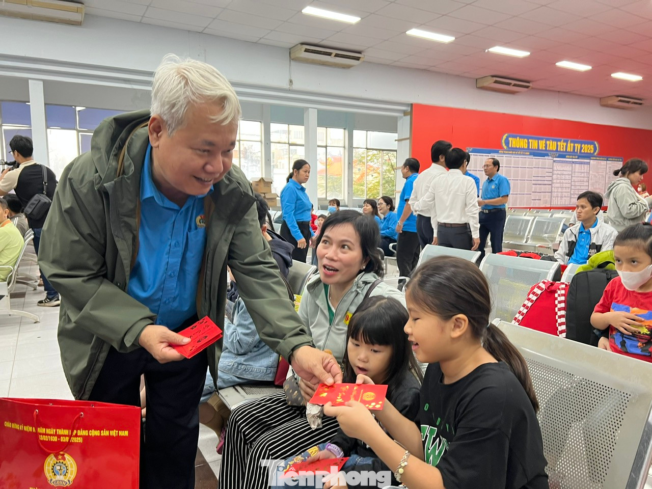 Ông Võ Khắc Thái, Chủ tịch Liên đoàn lao động TPHCM lì xì con công nhân, trước khi lên chuyến tàu yêu thương về đón Tết cùng gia đình, người thân.