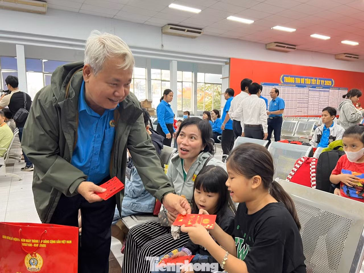 Ông Võ Khắc Thái, Chủ tịch Liên đoàn lao động TPHCM lì xì con công nhân, trước khi lên chuyến tàu yêu thương về đón Tết cùng gia đình, người thân.