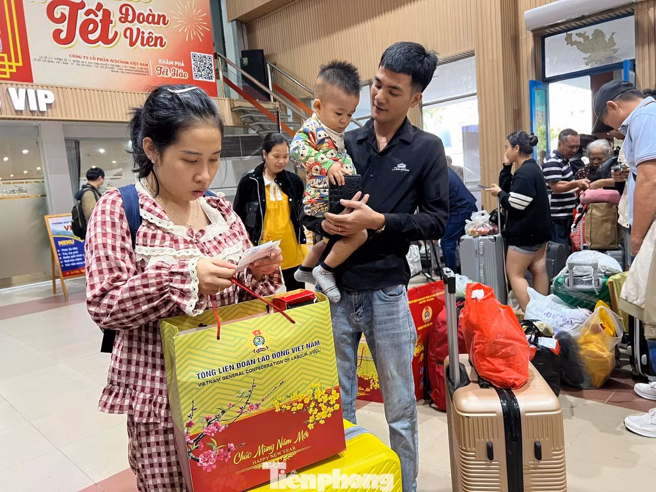 Không chỉ được tặng vé tàu khứ hồi cho cả gia đình, Liên đoàn lao động TPHCM còn gửi tặng nhiều phần quà đến các công nhân kèm lời chúc Tết, động viên họ tiếp tục góp sức trong lao động sản xuất.