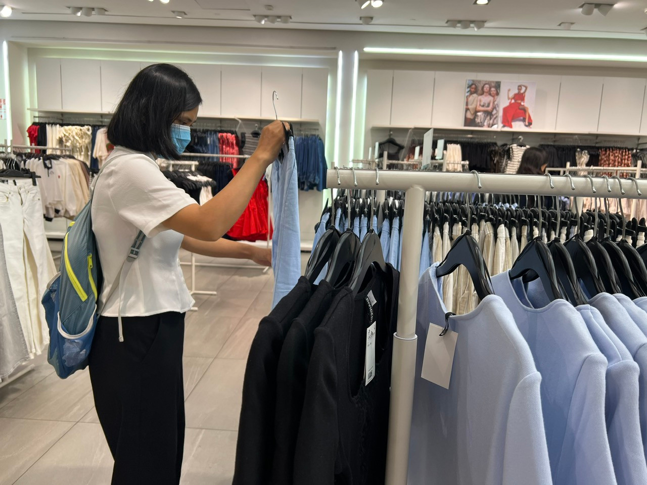 Khách mua hàng thời trang tại H&amp;M chỉ được trả tiền mặt hoặc cà thẻ qua máy POS, không chấp nhận quét mã QR hoặc chuyển tiền bằng điện thoại.