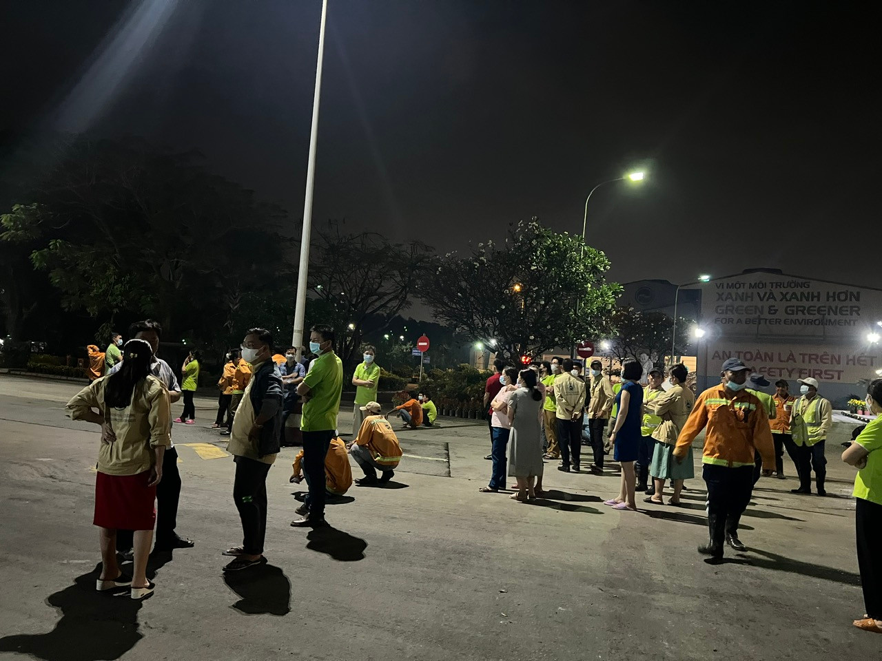 Công nhân ngừng việc vì chưa nhận được lương thưởng Tết vào đêm 23/1 Công nhân ngừng việc vì chưa nhận được lương thưởng Tết vào đêm 23/1