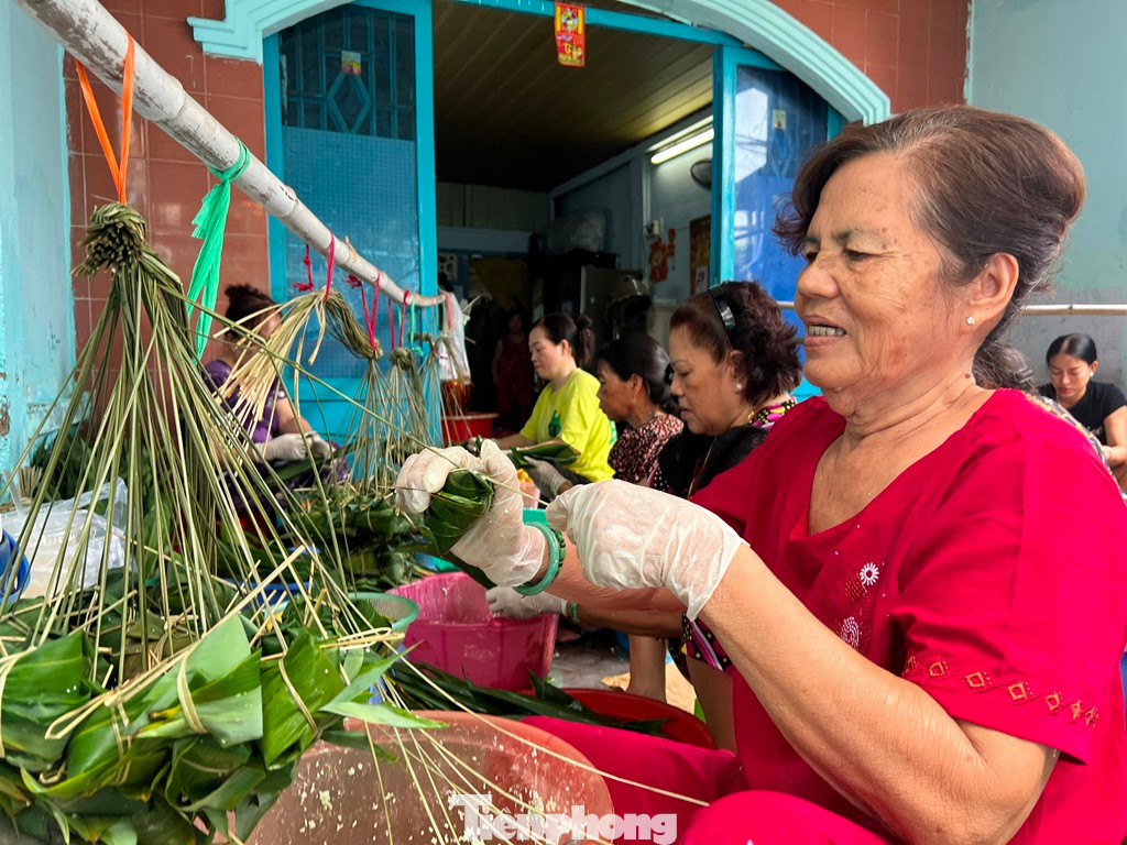 Từ trước năm 1975, nghề làm bánh ú đã bén rễ ở đây. Người dân kể rằng ngày xưa cả con hẻm nhà nào cũng làm bánh, nay còn chưa tới chục hộ vẫn tiếp tục giữ nghề. Những lò bánh nổi tiếng có thể kể đến như lò bánh chú Trí, lò bánh Út Yến... Mỗi dịp Tết Đoan Ngọ về, không khí vẫn rộn ràng như hội.