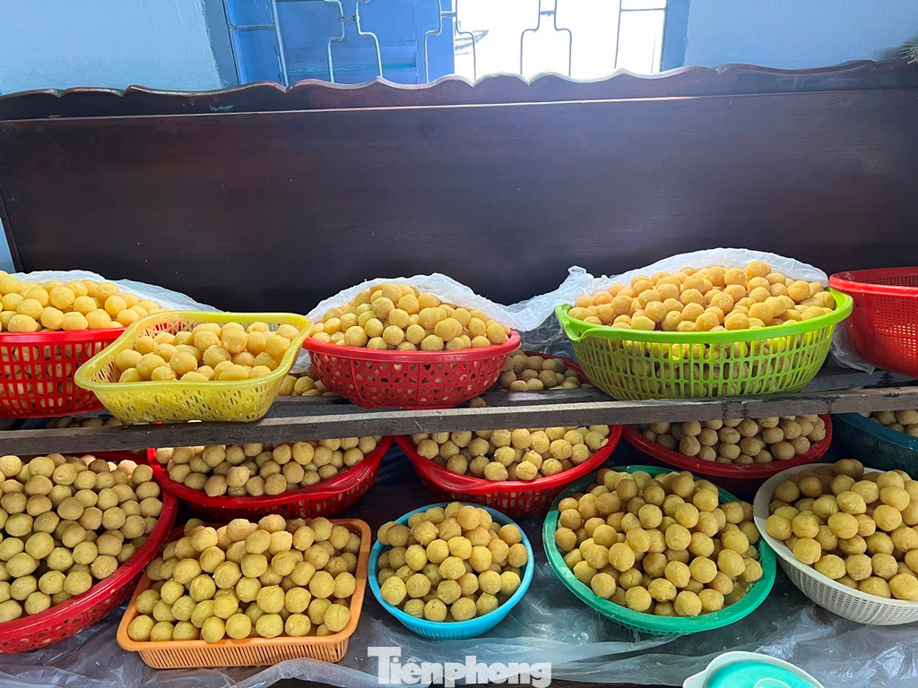 Nhân đậu xanh được nấu nhuyễn, có màu vàng ươm, vị ngọt thanh. Năm nay, phần nhân được biến tấu, trộn thêm sầu riêng, mứt bí…. giúp bánh thêm thơm ngon đậm vị.