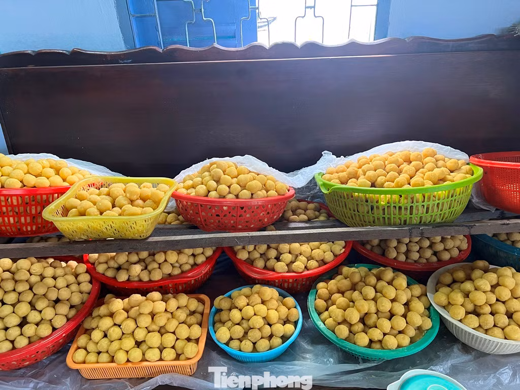 Nhân đậu xanh được nấu nhuyễn, có màu vàng ươm, vị ngọt thanh. Năm nay, phần nhân được biến tấu, trộn thêm sầu riêng, mứt bí…. giúp bánh thêm thơm ngon đậm vị.