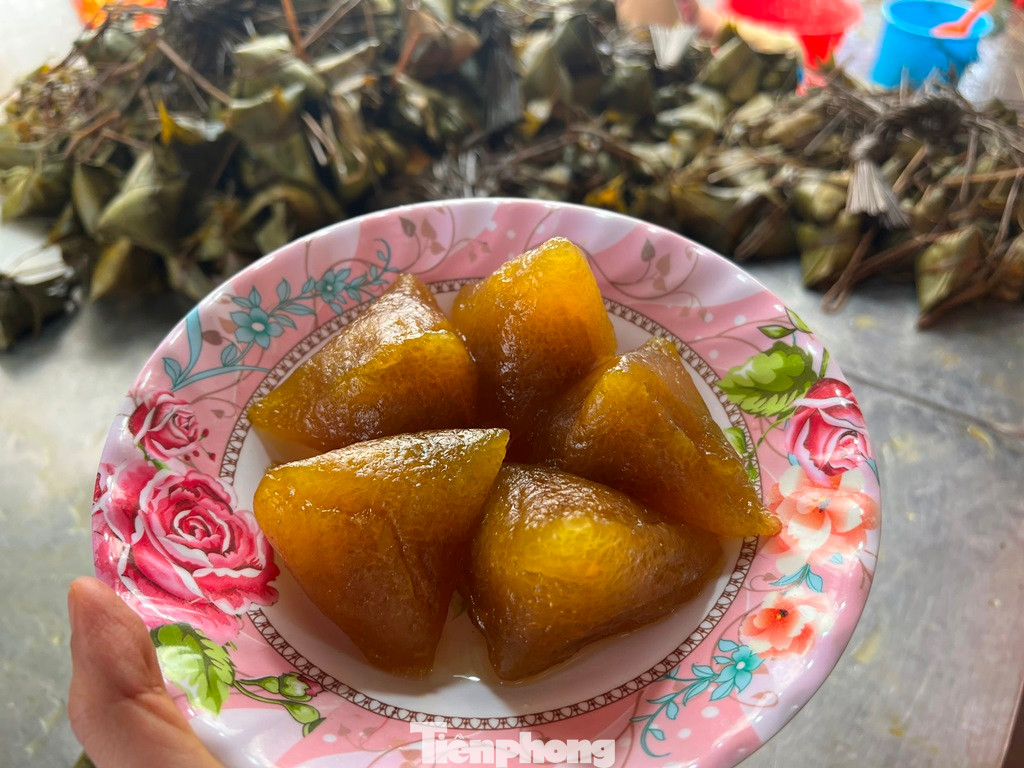 Bánh ngon khi cắt ra lớp vỏ trong, dẻo, thơm nhẹ mùi lá tre, ăn mát và không ngấy. Bánh tại lò được cột thành chùm 12 cái, giá 80.000 đồng.