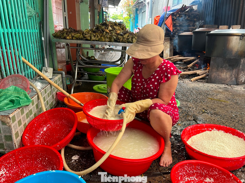 Bánh ú lá tre ở đây nổi tiếng bởi hương vị truyền thống khó lẫn. Gạo nếp phải là loại dẻo, trắng, ngâm kỹ.