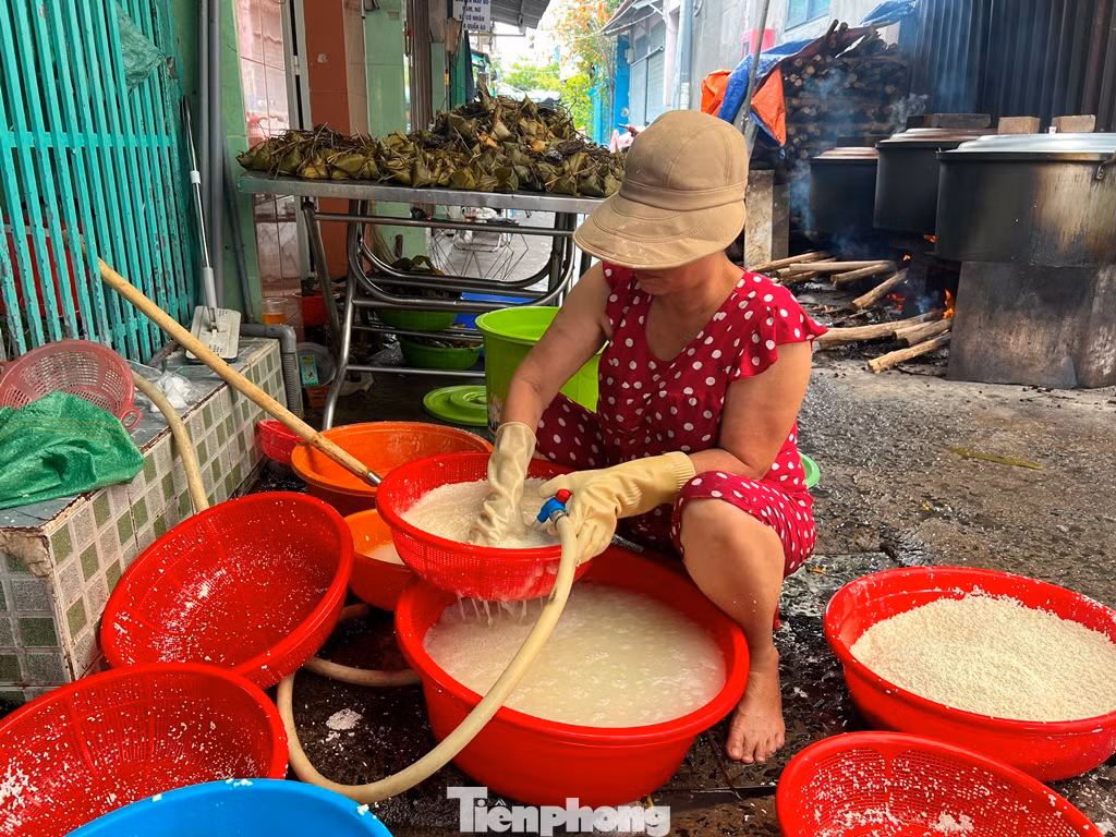 Bánh ú lá tre ở đây nổi tiếng bởi hương vị truyền thống khó lẫn. Gạo nếp phải là loại dẻo, trắng, ngâm kỹ.