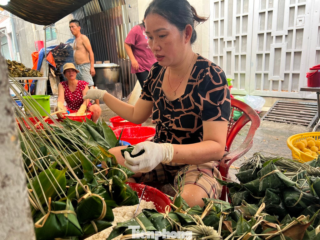 Theo người dân, bánh ú là món ăn thanh lọc cơ thể, giải nhiệt và xua đuổi những điều không may. Vì thế, bên cạnh những món như xôi, chè, thịt..., trên bàn thờ gia tiên của nhiều người không thể thiếu một vài chùm bánh ú lá tre.