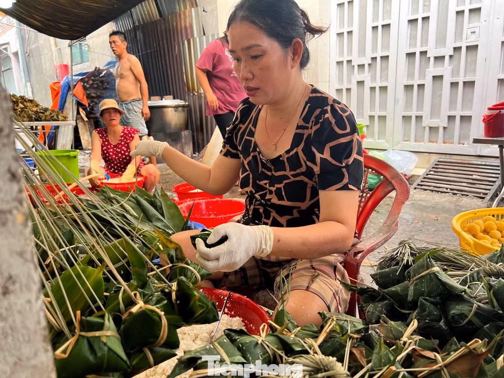 Theo người dân, bánh ú là món ăn thanh lọc cơ thể, giải nhiệt và xua đuổi những điều không may. Vì thế, bên cạnh những món như xôi, chè, thịt..., trên bàn thờ gia tiên của nhiều người không thể thiếu một vài chùm bánh ú lá tre.