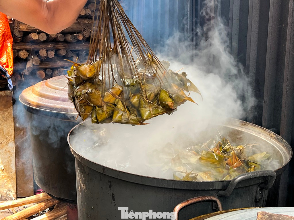 Bánh sau khi vớt ra được ngâm nhanh qua nước lạnh để bánh dẻo, ngon hơn