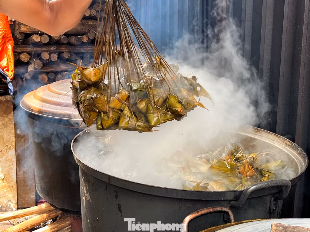 Bánh sau khi vớt ra được ngâm nhanh qua nước lạnh để bánh dẻo, ngon hơn