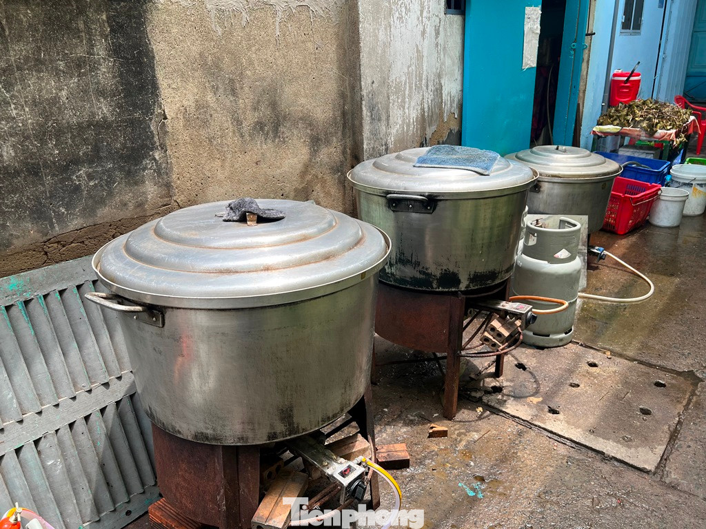 Bánh được nấu bằng than củi hoặc gas, thời gian nấu khoảng 2,5 tiếng