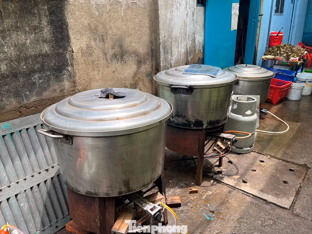 Bánh được nấu bằng than củi hoặc gas, thời gian nấu khoảng 2,5 tiếng