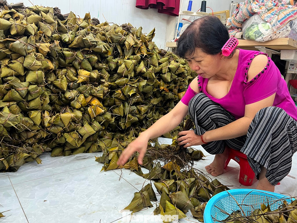 Những ngày này, xóm bánh ú ở TPHCM đỏ lửa suốt ngày đêm để luộc hàng tấn bánh. Nghề truyền thống này đã tồn tại ở đây hơn nửa thế kỷ.