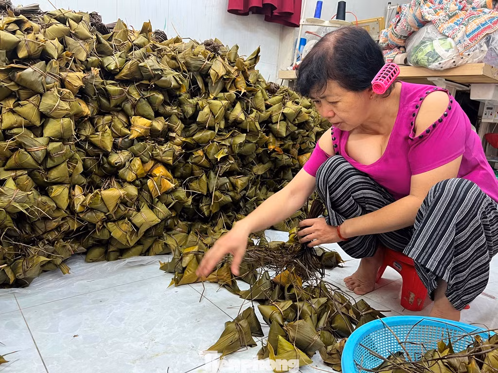 Những ngày này, xóm bánh ú ở TPHCM đỏ lửa suốt ngày đêm để luộc hàng tấn bánh. Nghề truyền thống này đã tồn tại ở đây hơn nửa thế kỷ.